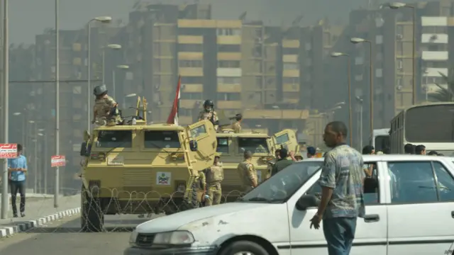 Aparat bubarkan aksi pro-Morsi