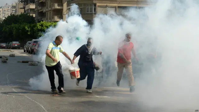 Aparat bubarkan aksi pro-Morsi