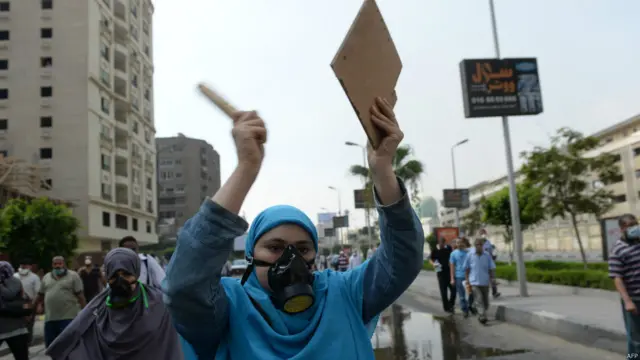 Aparat bubarkan aksi pro-Morsi