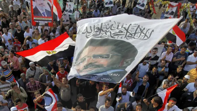 Aparat bubarkan aksi pro-Morsi