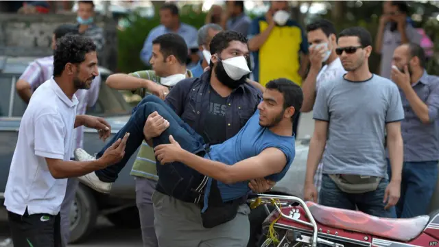 اخوان المسلمین ٹیلی ویژن نے لوگوں سے اپیل کی ہے کہ وہ دھرنے کے مقامات پر گاڑیاں لے کر پہنچیں تاکہ زخمیوں کو ہسپتال پہنچایا جا سکے۔