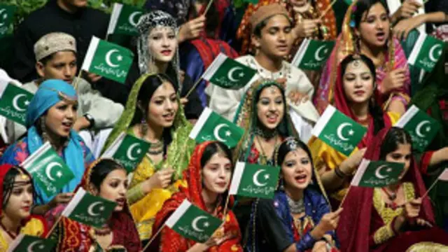 اسلام اباد کې د خپلواکۍ مراسمو پرمهال د ښوونځي زده کوونکو ملي سندرې وویلې.