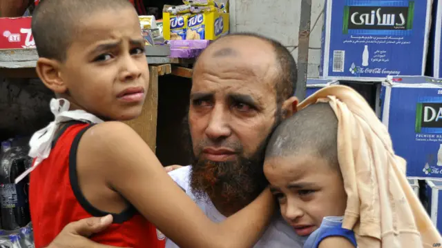 اس سے قبل وزارت خارجہ کے ایک بیان میں کہا گیا تھا کہ مظاہرین کے انخلا کے لیے محفوظ راستہ فراہم کیا گیا ہے اور ان کا پیچھا نہیں کیا جائے گا، ’سوائے ان لوگوں کے جو قانون کو مطلوب ہیں‘۔