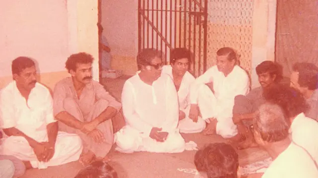 سیاسی بحث کا ایک منظر: سیٹھ ہارون، شبیر شر، عبدالرحیم بلوچ، اور کمال وارثی نمایاں نظر آرہے ہیں۔