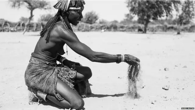 Женщина в пустыне