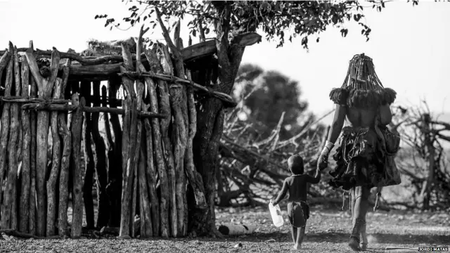 Женщина с ребенком в намибийской деревне.
