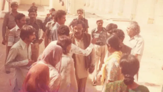 سینٹرل جیل کے احاطے میں قائم ایک فوجی عدالت میں پیشی کے موقعے پر جام ساقی کیس کے ملزمان کی لی گئی تصویر۔