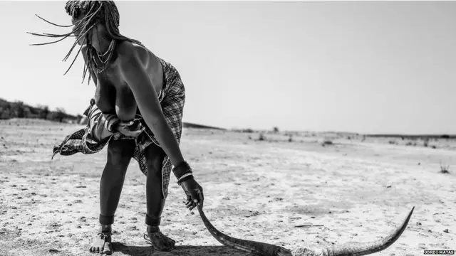 Женщина в пустыне