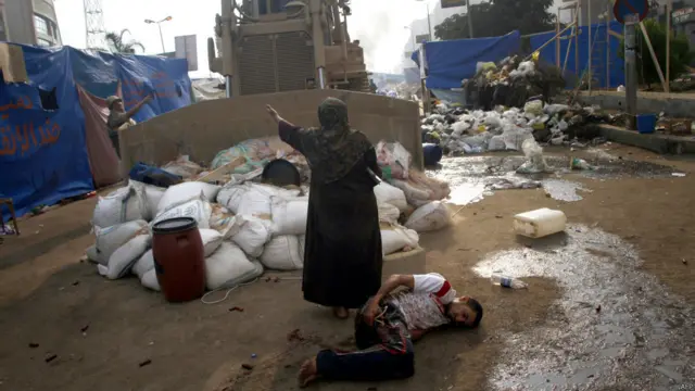 مصر کی وزارتِ خارجہ نے کہا ہے کہ ملحقہ گلیوں کی صفائی کے لیے کارروائی جاری ہے۔