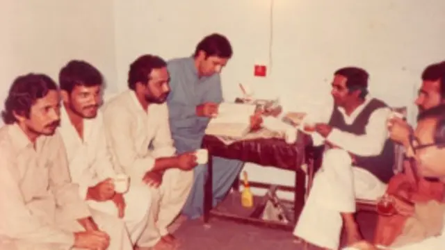 وکلا کا گروپ قانونی نکات سمجھا رہا ہے