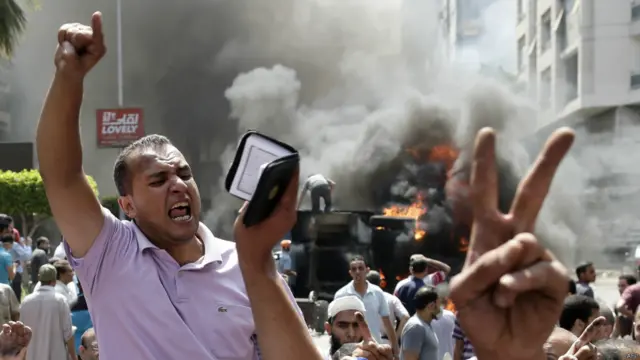  معزول صدر مرسی کی پارٹی اخوان المسلمین نے اسے قتل عام قرار دیتے ہوئے سینکڑوں افراد کی ہلاکت کا دعویٰ کیا ہے۔