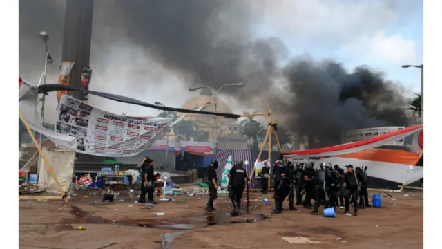 قاہرہ میں مصری سکیورٹی فورسز نے معزول صدر محمد مرسی کے حامیوں کا دھرنا ختم کروا دیا ہے جس کے دوران متعدد افراد ہلاک ہوئے ہیں۔