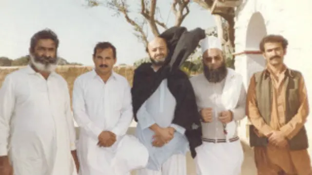 ممتاز بھٹو کے ساتھ وارڈ 19 میں (بائیں سے) ولی محمد لاسی، پی پی کے ایک کارکن، ممتاز بھٹو، مولانا احترام الحق تھانوی، اور شبیر شر۔