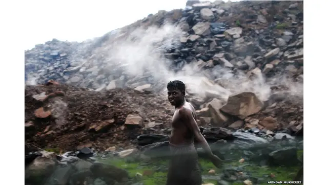 झरिया के कोयला खदान के इलाके इंसानों के रहने योग्य नहीं हैं लेकिन बड़ी संख्या में सुविधा विहीन लोग इस इलाके में रहने को मजबूर हैं. ग़रीबी की वजह से तमाम लोग अपने स्वास्थ्य संबंधी चिंताओं को नज़रअंदाज़ कर इन इलाकों में रहने को मजबूर हैं.