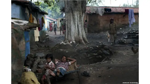 कुजमा इलाके की बदहाली को देखते हुए अधिकारियों ने वहां रहनेवालों को झोपड़पट्टी खाली करने का नोटिस जारी किया है. लेकिन यहां रहनेवाले लोग इतने ग़रीब हैं कि वो नए इलाकों में बसने के लिए नहीं जा पा रहे हैं और यहीं रहने को मजबूर हैं.