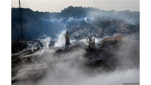 खदान की आग की वजह से हुए भूस्खलन में पिछले पांच सालों में कम के कम पांच लोग मारे गए हैं.