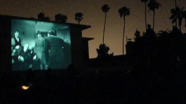 فیلم دیدن در گورستان انگار باعث ادامه رابطه میان مردگان و زندگان شده است