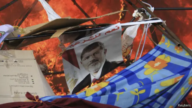 يطالب المعتصمون بعودة مرسي إلى سدة الحكم