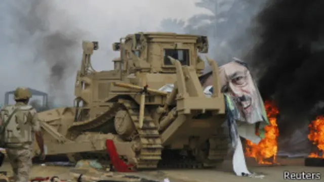 استخدمت قوات الأمن جرافات لإزالة حواجز أقامها أنصار مرسي