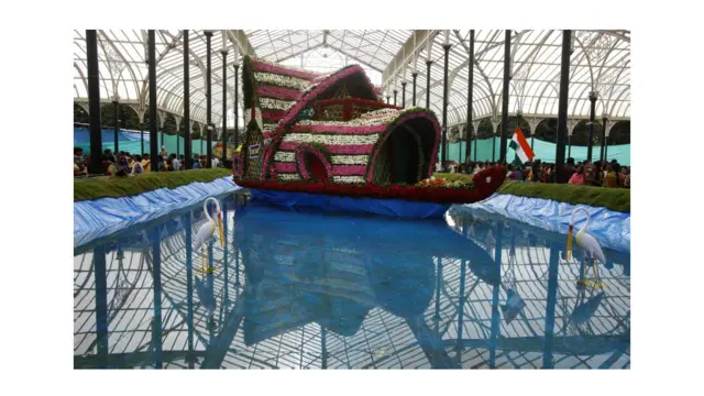 दक्षिण भारतीय राज्य कर्नाटक की राजधानी बैंगलोर में इस मौक़े पर लालबाग़ फ्लावर शो का आयोजन हुआ जहां एक नौका पर भारत का राष्ट्र ध्वज बांधा गया. इस आयोजन में छह सौ से ज्यादा क़िस्म के फूल प्रदर्शित किए गए थे. 