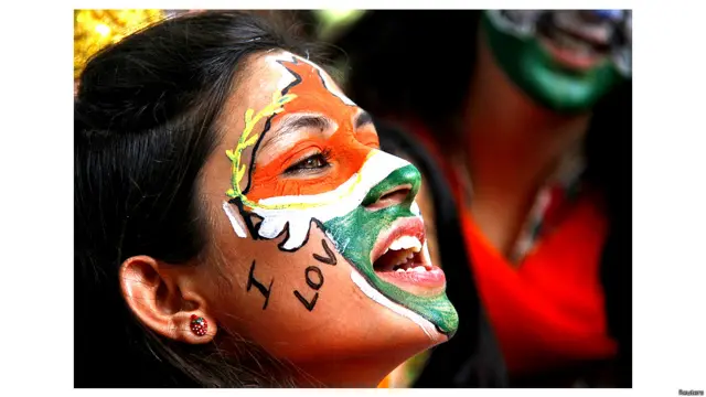उत्तर भारतीय शहर चंडीगढ़ में आज़ादी के जश्न की दीवानगी इस युवती के चेहरे पर पेंट किए गए तिरंगे के रूप में नज़र आ रही है. 