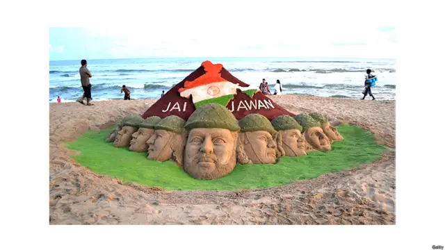 और ये है पुरी के समुद्र तट पर रेत शिल्पी सुदर्शन पटनायक की स्वतंत्रता दिवस पर बनाई कलाकृति.