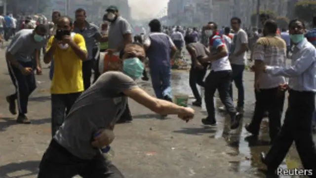 Manifestantes lanzan piedras en protestas en El Cairo