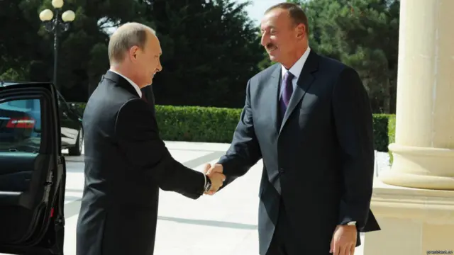 İlham Əliyev Vladimir Putini qarşılayır. Foto: president.az