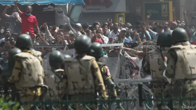 Exército e apoiadores da Irmandade Muçulmana entram em conflito no Cairo | Foto: Reuters