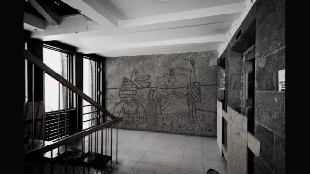 دیوارنگاره های بتنى پیکاسو عمدتا برای نماهای بیرونی ساختمان و فضاهای خاص داخلی مثل پله ها، راهروها و سالن های انتظار طراحی شده اند. به گفته لیف انکر، هنرمند معمار نروژی، این مجموعه کارها، به خاطر نوع هنر طراحی، معماری و موادی که استفاده شده است، در تاریخ هنر اهمیت دارند و از این نظر منحصر به فردند. او اعتقاد دارد از این ساختمان ها باید به عنوان یک واحد هنری حفاظت کرد.