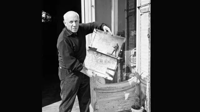 پيكاسو در مجموع پنج اثربراى اين بناها طراحى و اجرا كرد كه بيشتر نقش مايه هايى ساده شده، با بن مايه هايى برگرفته از افسانه هاى كهن اسكانديناوى و همچنين شيوه زندگى و معاش سنتى ساكنان اين سرزمين (اغلب ماهيگيرى) است. (عکس از کارل نسيار)
