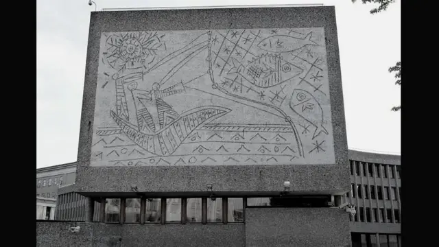 مردان ماهيگير، اثر پيكاسو، نماى بيرونى بلوك واى (Y-Block). این ساختمان ها نه تنها اهمیت دارند بلکه به لحاظ تاریخ معماری نروژ پس از جنگ جهانی دوم نیز حائز اهمیت اند.