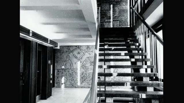 دیوارنگاره «مرد ماهی گیر» اثر پیکاسو، که براى فضاى داخلى ساختمان بلوک وای طراحی و اجرا شد.