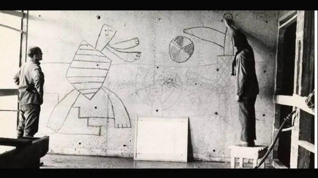 این ساختمان های مدرن بتنى در دهه های پنجاه و شصت ميلادى، در اسلو بنا شده اند، در دورانی که استفاده از بتن در معماری پس از جنگ جهانی دوم در نروژ، سبكى رایج بود.