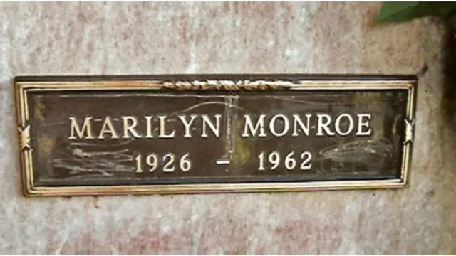 سنگ قبر مریلین مونرو