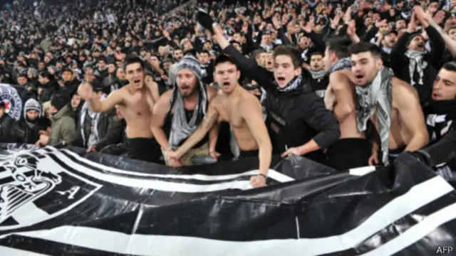 عوقب نادي باوك بخصم ثلاث نقاط من رصيده الموسم المقبل وغرامة مالية كبيرة بسبب اقتحام جماهيره ملعب المباراة