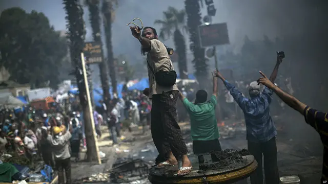 Manifestante dispara con honda