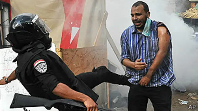 Policía antidisturbios y manifestante