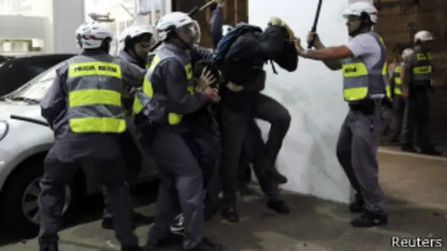 Polícia Militar dispersa manifestantes em São Paulo (foto: Reuters)