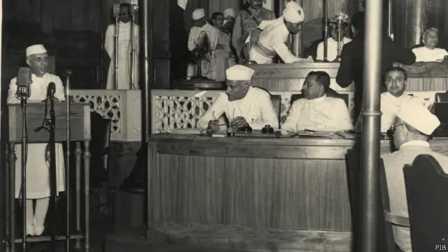 जवाहरलाल नेहरू, भारतीय संसद को संबोधित करते हुए