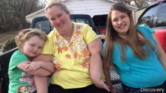 Alana Thomson con su madre y su hermana