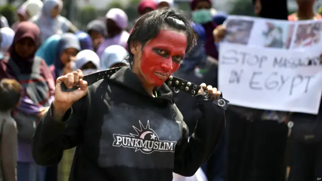 जकार्ता में प्रदर्शन करते मोहम्मद मुर्सी के एक समर्थक. 