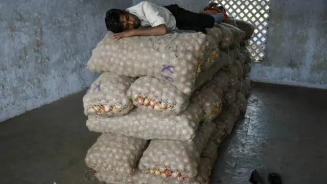 प्याज के ढेर पर सोया आदमी
