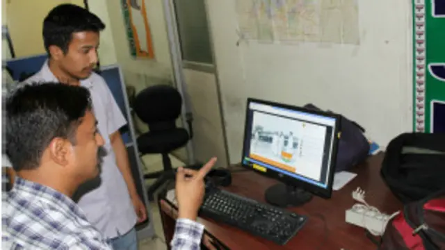 भुज में नरेन्द्र मोदी के भाषण के दौरान ही सोशल मीडिया पर पक्ष और विपक्ष में टिप्पणियों की बौछार शुरू हो गई.