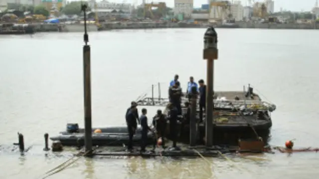 فروری میں ممبئی بندرگاہ کے نزدیک بھارتی بحریہ کی آبدوز آئی این ایس سندھرتن حادثے کا شکار ہو گئی تھی جس میں دو اہلکار ہلاک ہوئے تھے