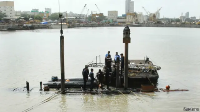 Водолазы на борту подлодки