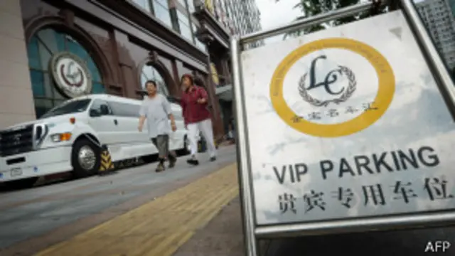 北京某豪华轿车展销厅的“贵宾专用车位”标识牌(2/9/2013)