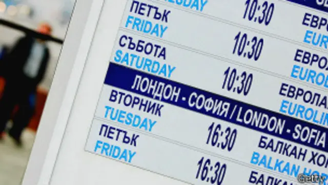 Табло отправления автобусов в Софии показывает рейсы на Лондон (2 января 2006 года)