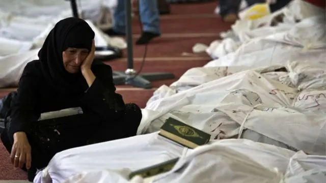 قاہرہ کی ایک مسجد میں ایک عورت اپنی بیٹی کی لاش کے پاس بیٹھ کر ماتم کر رہی ہے۔