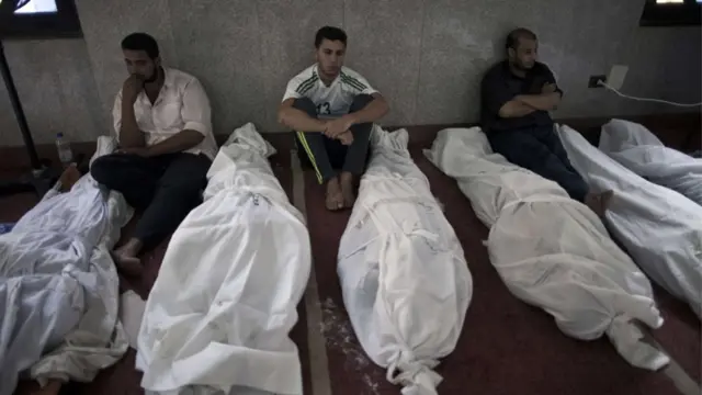 قاہرہ میں کارروائی کے بعد ہلاکتوں کی تعداد کے بارے میں متضاد بیانات سامنے آئے ہیں۔ حکومت نے سینکڑوں ہلاکتوں کا اعتراف کیا ہے تاہم اخوان المسلمین نے دو ہزار سے زیادہ افراد کی ہلاکت کا دعویٰ کیا تھا۔